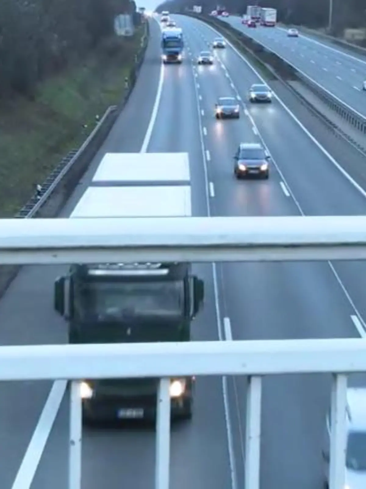 Blick von einer Autobahnbrücke auf die A2
