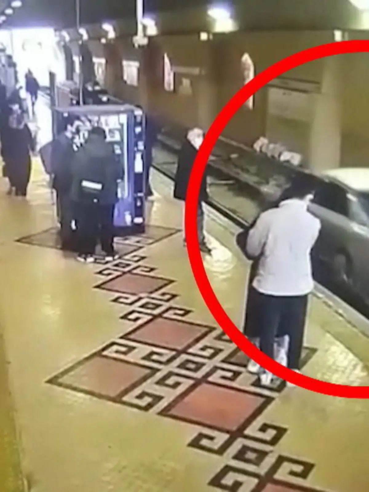 Als plötzlich ein Auto auf den Gleisen in die Bahnhaltestelle einfährt, sind die wartenden Fahrgäste erschrocken und überrascht zugleich.