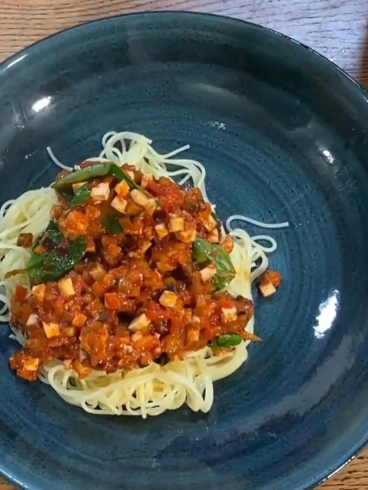 In diesem Rezept sorgen angebratene Auberginenwürfel und Räuchertofu für kräftige Röstaromen - ganz ohne Fleisch.