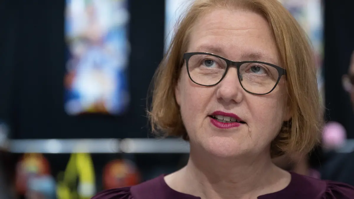 ARCHIV - 30.04.2023, Sachsen, Leipzig: Lisa Paus (Bündnis90/Die Grünen), Bundesministerin für Familie, Senioren, Frauen und Jugend, bei einem Besuch der Leipziger Buchmesse. Sie berät in Potsdam mit den Jugend- und Familienministerinnen und -ministern der Länder. (zu dpa: «Familienministerin hält Einigung bei Kindergrundsicherung für möglich») Foto: Hendrik Schmidt/dpa +++ dpa-Bildfunk +++