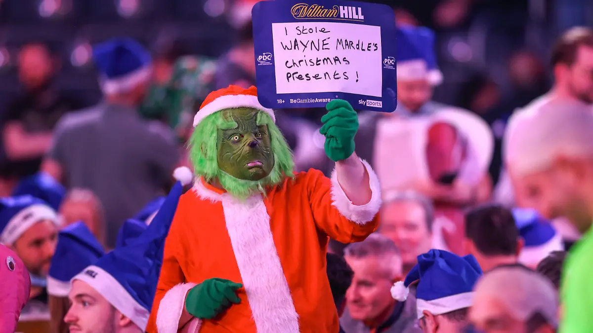 firo : 16.12.2021 Darts, Darts-WM 2022, Weltmeisterschaft in London, im Alexandra Palace, ALLY PALLY, PDC William Hill William Hill World Darts Championship 2022 Darts fan in fancy dress Es gelten unsere AGB, einsehbar auf www.firosportphoto.de