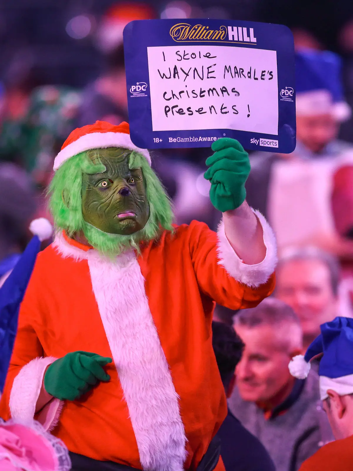 firo : 16.12.2021 Darts, Darts-WM 2022, Weltmeisterschaft in London, im Alexandra Palace, ALLY PALLY, PDC William Hill William Hill World Darts Championship 2022 Darts fan in fancy dress Es gelten unsere AGB, einsehbar auf www.firosportphoto.de