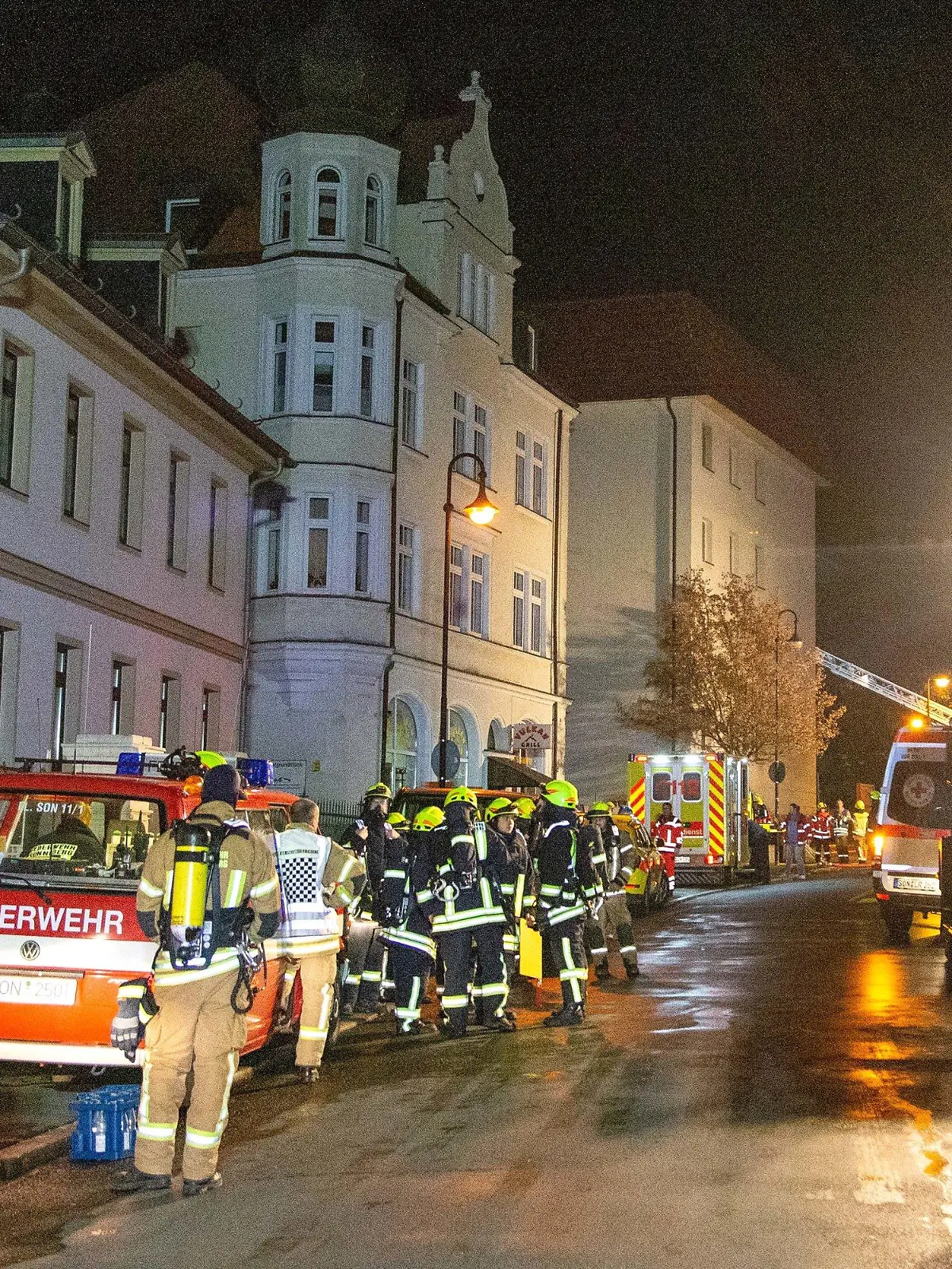 11.11.2018, Thüringen, Sonneberg: Rettungskräfte der Feuerwehr sind im Einsatz an einer Einrichtung für betreutes Wohnen. Bei dem einem Brand sind 27 Menschen verletzt worden. Laut Polizei brach ein Feuer mit starker Rauchentwicklung im Heizungsraum aus. Foto: News5/Ittig/dpa +++ dpa-Bildfunk +++