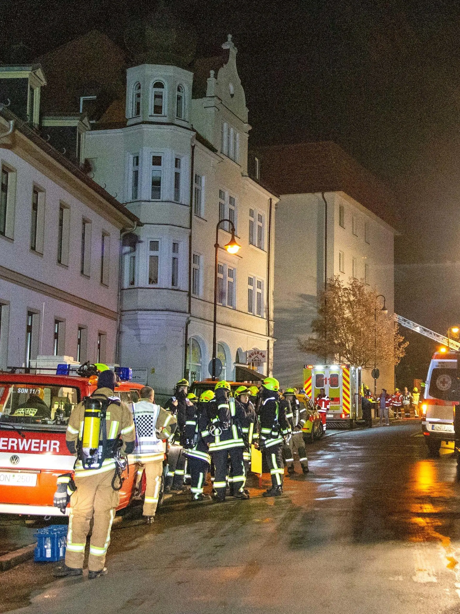 11.11.2018, Thüringen, Sonneberg: Rettungskräfte der Feuerwehr sind im Einsatz an einer Einrichtung für betreutes Wohnen. Bei dem einem Brand sind 27 Menschen verletzt worden. Laut Polizei brach ein Feuer mit starker Rauchentwicklung im Heizungsraum aus. Foto: News5/Ittig/dpa +++ dpa-Bildfunk +++