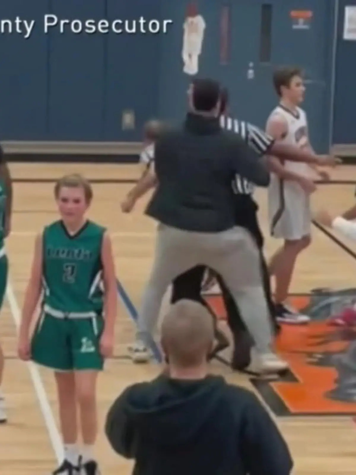 Ein Vater rammt plötzlich einen Schiri um – das Ende vom Lied oder besser gesagt des Basketballspiels: Eine gebrochene Nase, ein gebrochenes Jochbein und zwei gebrochene Rippen.