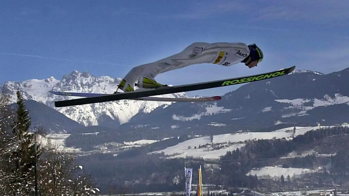 ARCHIV - 05.01.2002, Österreich, Bischofshofen: Der deutsche Skispringer Sven Hannawald (Hinterzarten) fliegt am 05.01.2002 im österreichischen Bischofshofen vor der Kulisse des Tennegebirges (hinten) im Training von der Paul-Außerleitner-Schanze, wo am 06.01.2002 der vierte und letzte Wettbewerb der 50. Vierschanzen-Tournee stattfand.  Hannawald hat die Vierschanzentournee gewonnen und damit Sport-Geschichte geschrieben. (zu dpa "Ex-Springer Hannawald: Wird langsam Zeit für deutschen Tournee-Sieger") Foto: epa\apa Barbara Gindl/epa apa/dpa +++ dpa-Bildfunk +++