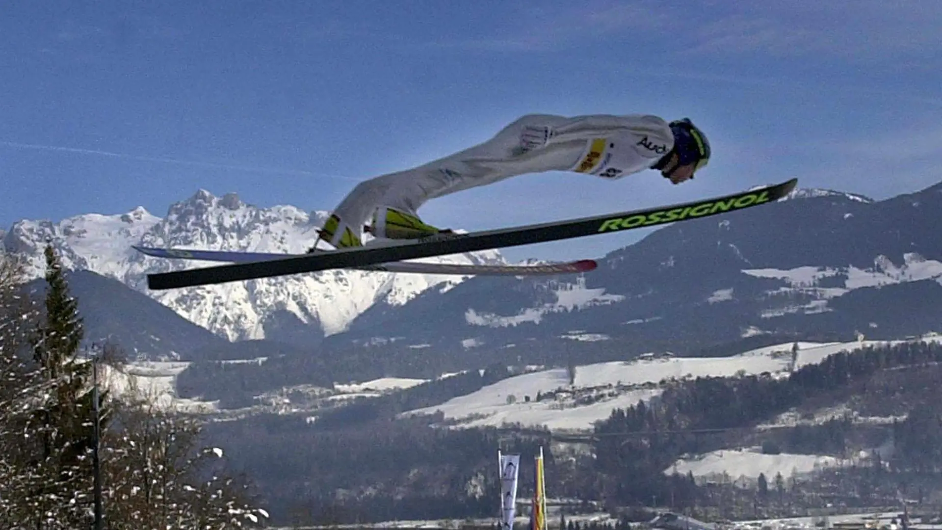 ARCHIV - 05.01.2002, Österreich, Bischofshofen: Der deutsche Skispringer Sven Hannawald (Hinterzarten) fliegt am 05.01.2002 im österreichischen Bischofshofen vor der Kulisse des Tennegebirges (hinten) im Training von der Paul-Außerleitner-Schanze, wo am 06.01.2002 der vierte und letzte Wettbewerb der 50. Vierschanzen-Tournee stattfand.  Hannawald hat die Vierschanzentournee gewonnen und damit Sport-Geschichte geschrieben. (zu dpa "Ex-Springer Hannawald: Wird langsam Zeit für deutschen Tournee-Sieger") Foto: epa\apa Barbara Gindl/epa apa/dpa +++ dpa-Bildfunk +++