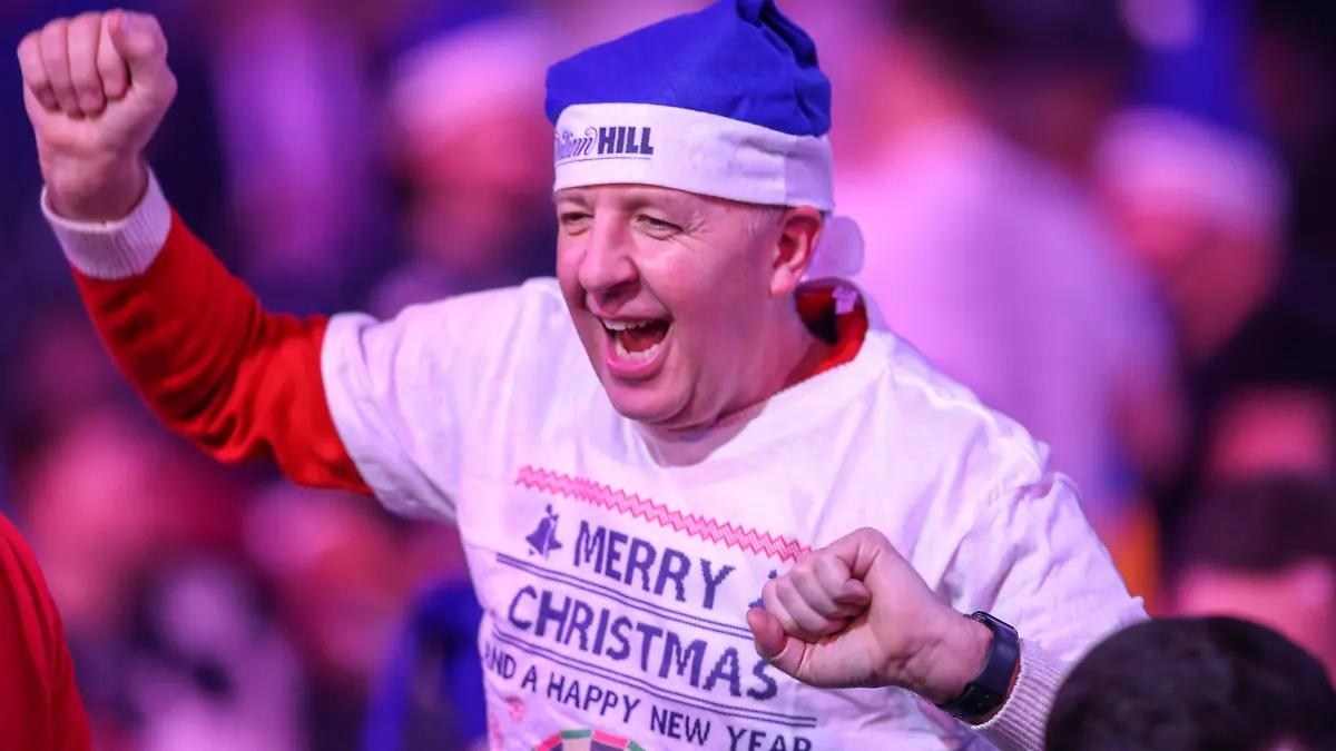 firo : 16.12.2021 Darts, Darts-WM 2022, Weltmeisterschaft in London, im Alexandra Palace, ALLY PALLY, PDC William Hill William Hill World Darts Championship 2022 Darts fan in fancy dress Es gelten unsere AGB, einsehbar auf www.firosportphoto.de
