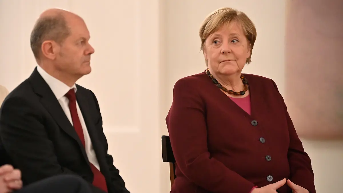 26.10.2021, Berlin: Vor der Übergabe ihrer Entlassungsurkunde durch Bundespräsident Steinmeier hört Bundeskanzlerin Angela Merkel (CDU) mit Finanzminister Olaf Scholz (SPD) Steinmeier bei einer Rede zu. Steinmeier übergibt der Bundeskanzlerin und den Mitgliedern der Bundesregierung am Dienstag die Entlassungsurkunden - die Bundesregierung bleibt aber geschäftsführend im Amt. Foto: Bernd Von Jutrczenka/dpa +++ dpa-Bildfunk +++