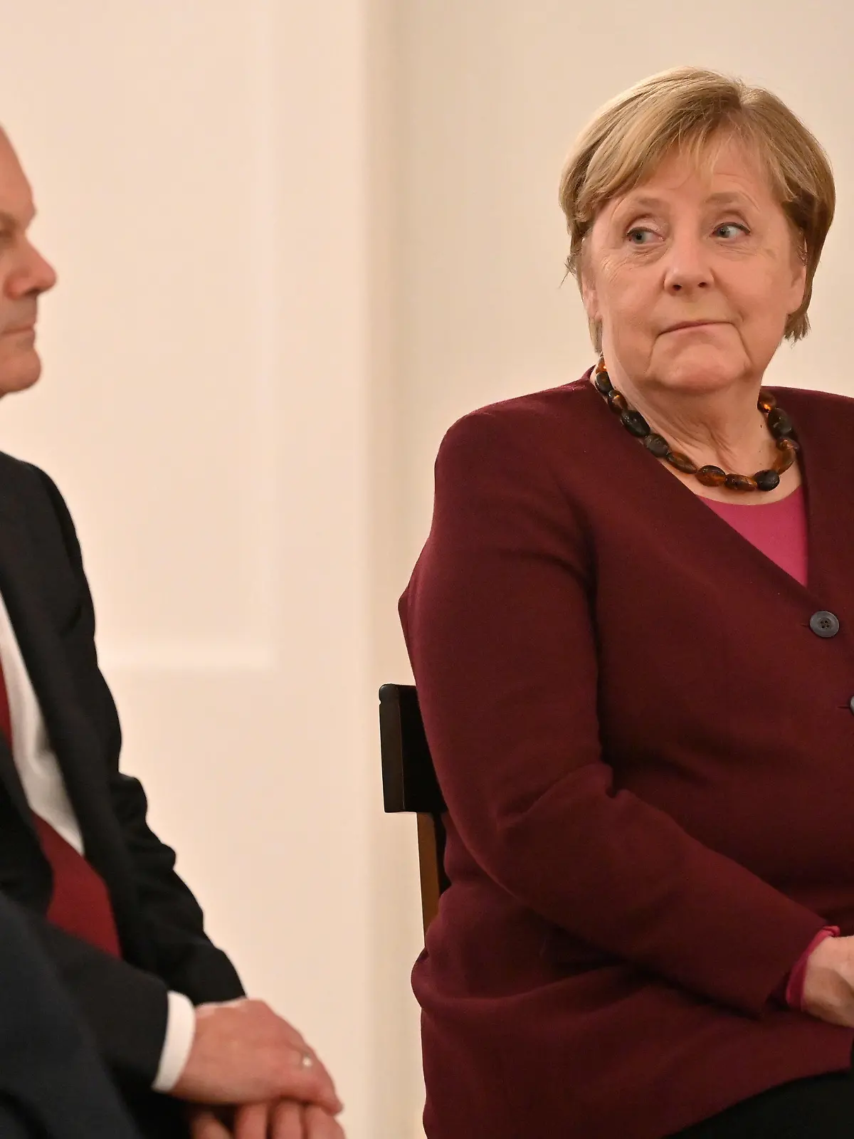 26.10.2021, Berlin: Vor der Übergabe ihrer Entlassungsurkunde durch Bundespräsident Steinmeier hört Bundeskanzlerin Angela Merkel (CDU) mit Finanzminister Olaf Scholz (SPD) Steinmeier bei einer Rede zu. Steinmeier übergibt der Bundeskanzlerin und den Mitgliedern der Bundesregierung am Dienstag die Entlassungsurkunden - die Bundesregierung bleibt aber geschäftsführend im Amt. Foto: Bernd Von Jutrczenka/dpa +++ dpa-Bildfunk +++