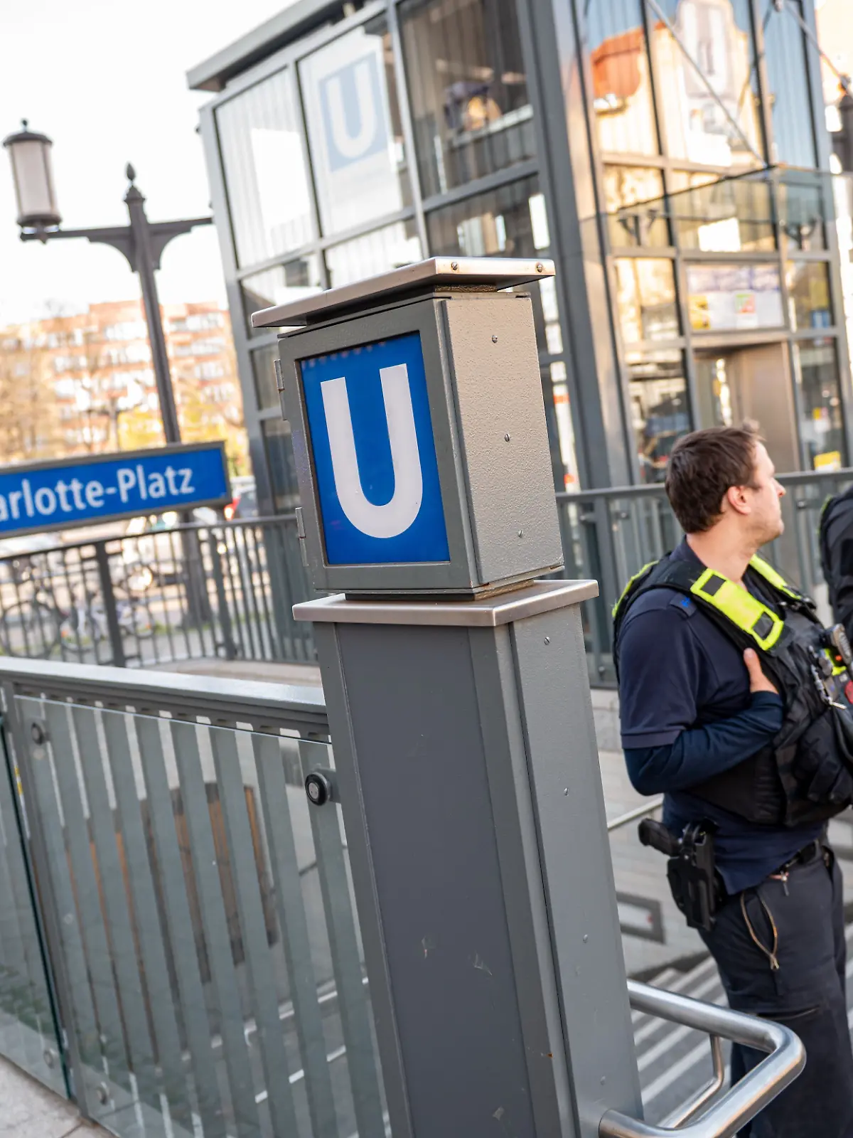 12.04.2025, Berlin: Berliner Polizisten stehen nach einer Gewalttat vor dem U-Bahn Eingang Sophie-Charlotte-Platz. Ein Angreifer hat einen Mann bei einer Auseinandersetzung in einem Berliner U-Bahnhof erstochen und tödlich verletzt. Die Polizei habe danach auf den Angreifer schießen müssen. Foto: Fabian Sommer/dpa +++ dpa-Bildfunk +++