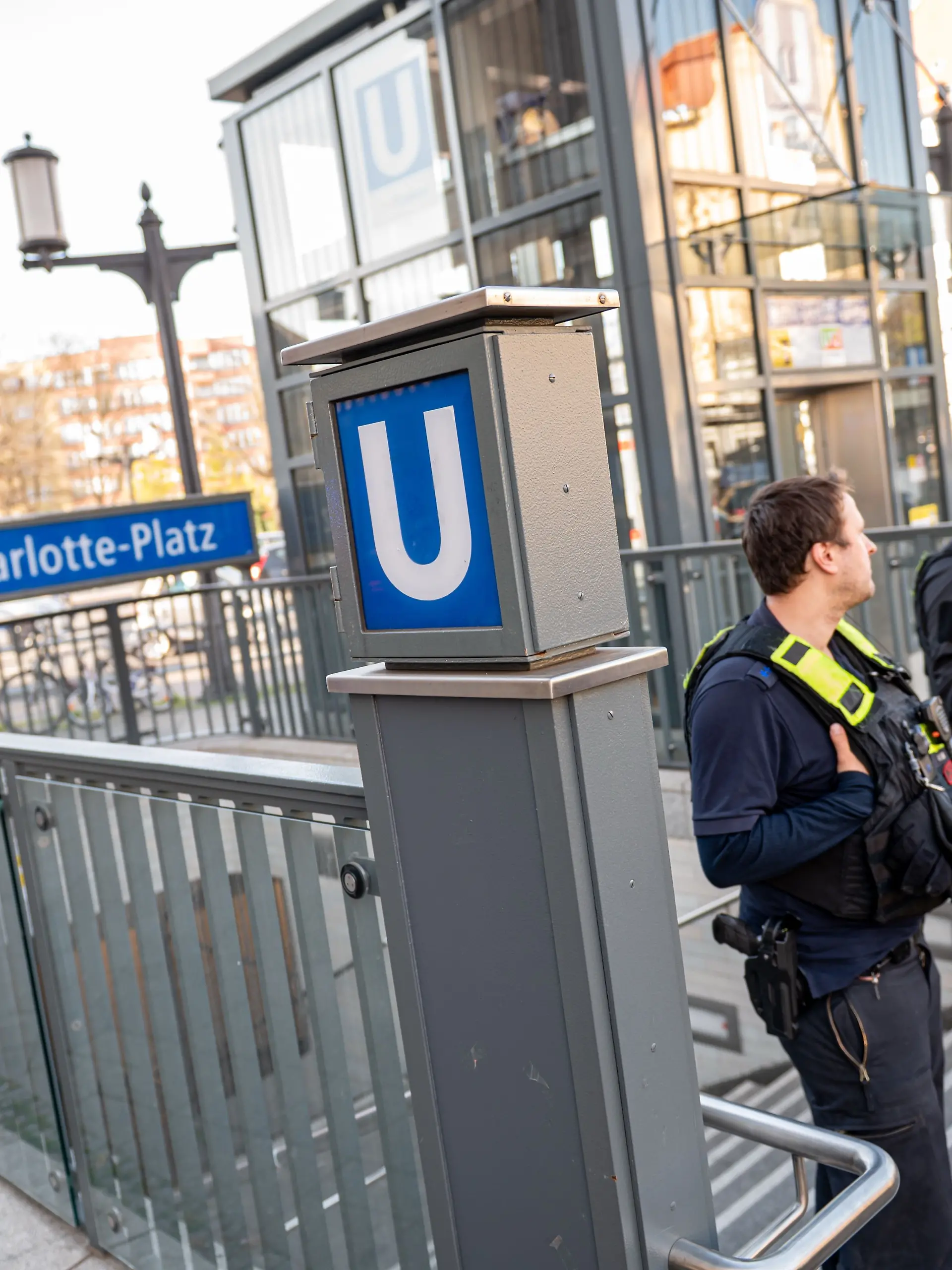 12.04.2025, Berlin: Berliner Polizisten stehen nach einer Gewalttat vor dem U-Bahn Eingang Sophie-Charlotte-Platz. Ein Angreifer hat einen Mann bei einer Auseinandersetzung in einem Berliner U-Bahnhof erstochen und tödlich verletzt. Die Polizei habe danach auf den Angreifer schießen müssen. Foto: Fabian Sommer/dpa +++ dpa-Bildfunk +++