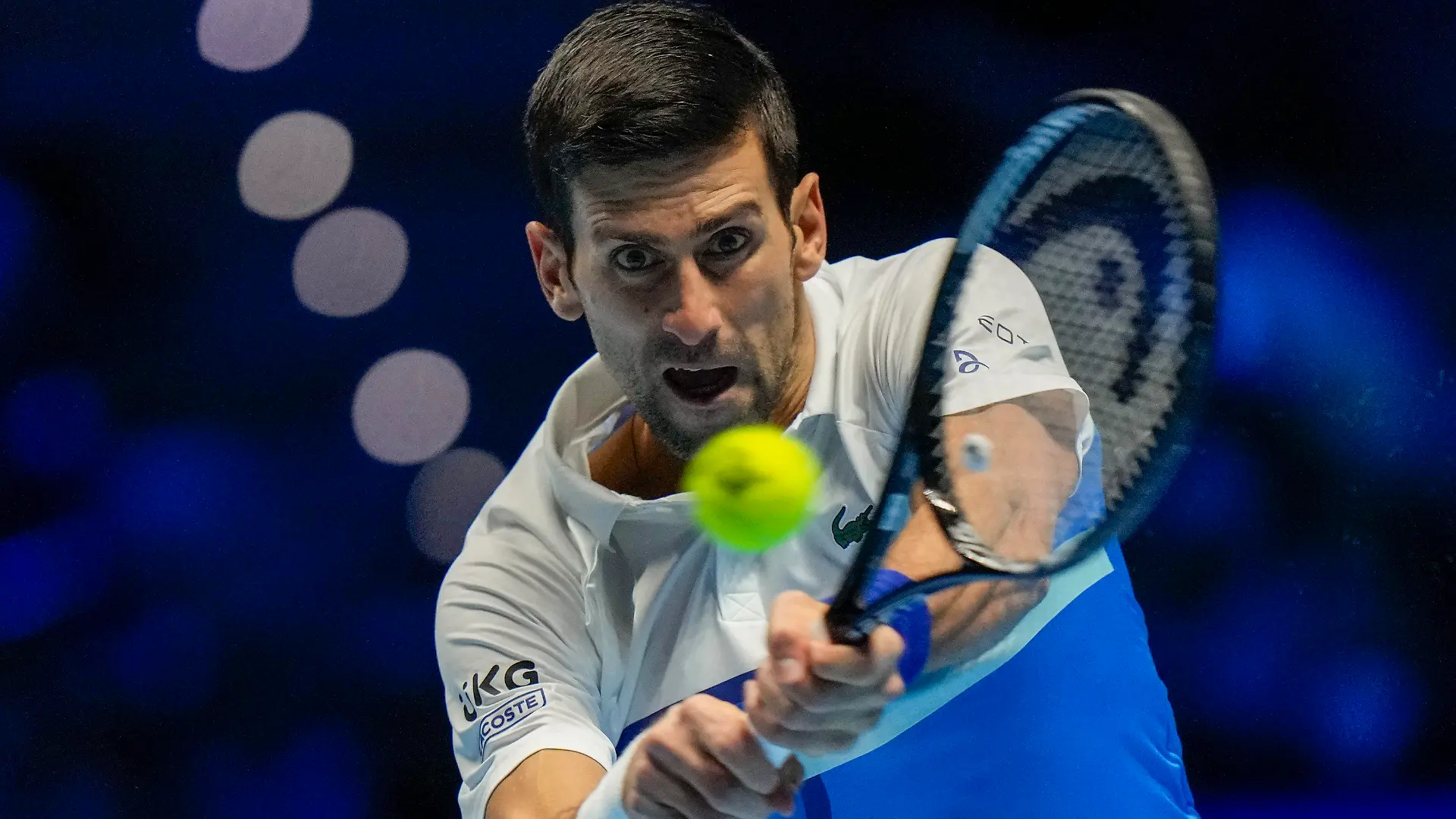 ARCHIV - 19.11.2021, Italien, Turin: Tennis: ATP-Tour - ATP-World Tour Finals, Einzel, Herren, Vorrunde, Gruppe A, Djokovic (Serbien) - Norrie (Großbritannien): Novak Djokovic in Aktion. Nach längerem Zögern rückt eine Teilnahme von Novak Djokovic bei den Australian Open näher. Der Tennis-Weltranglisten-Erste steht im serbischen Team für den ATP Cup zum Jahresbeginn in Sydney. Foto: Luca Bruno/AP/dpa +++ dpa-Bildfunk +++