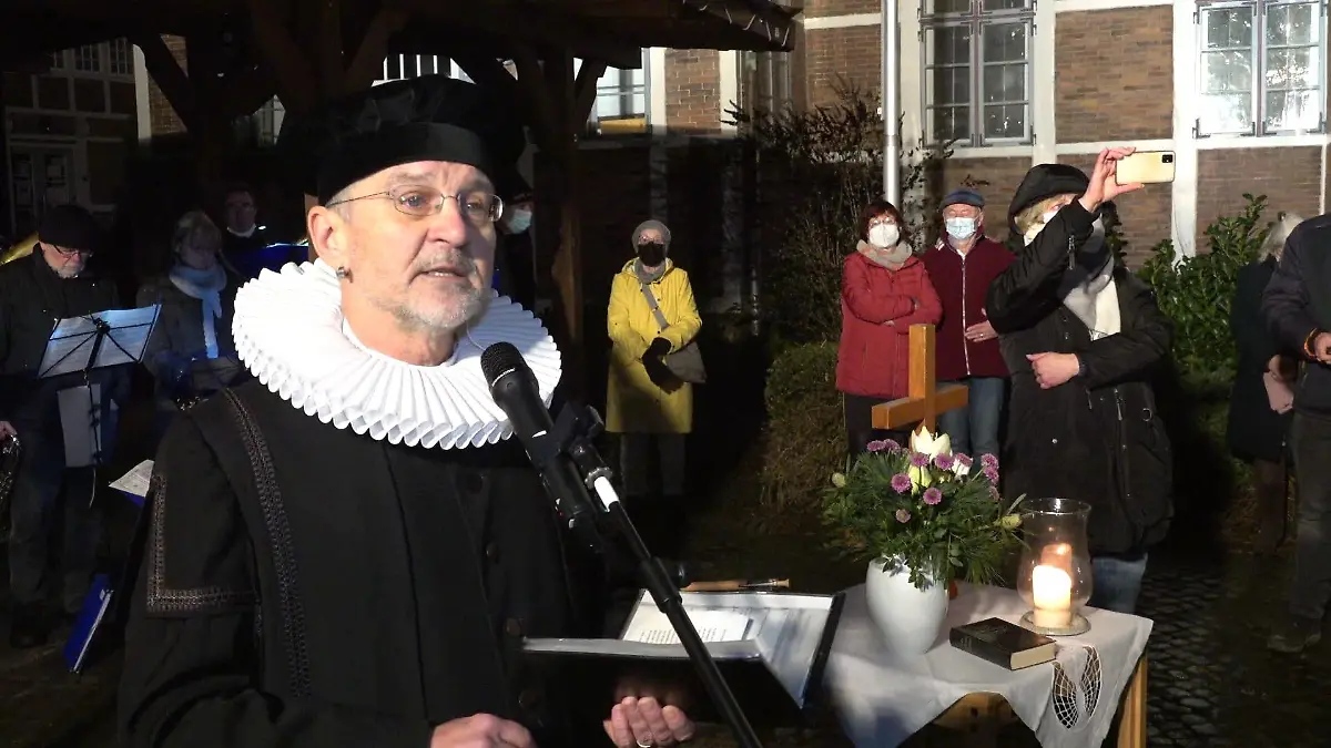 Pastor Andreas Baldenius bei seinem Open-Air Gottesdienst. 350 Leute folgten seiner Einladung zum gemeinsamen Gebet.