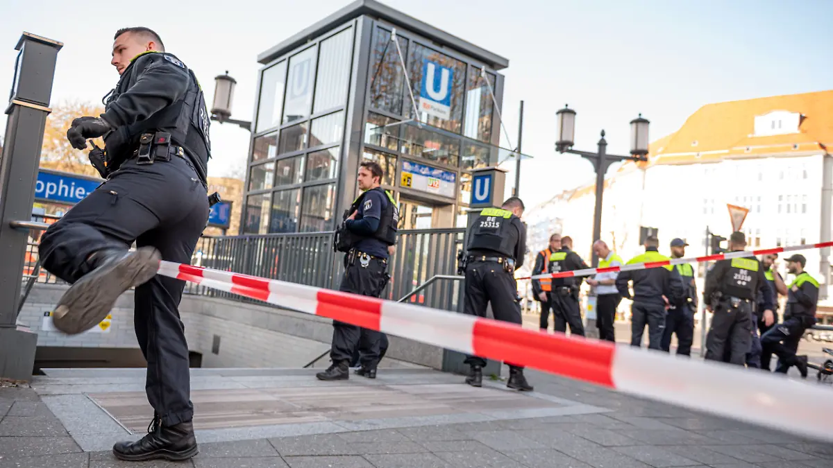 Ein Angreifer hat einen Mann bei einer Auseinandersetzung in einem Berliner U-Bahnhof erstochen und tödlich verletzt. Die Polizei habe danach auf den Angreifer schießen müssen.