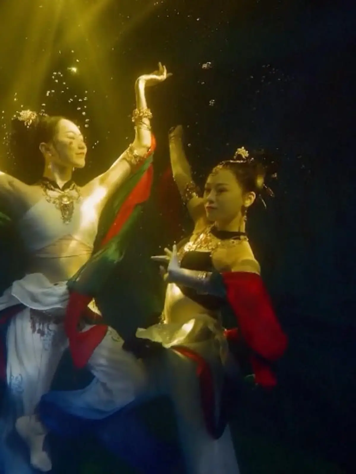Zwischen dem 4. und 12. Jahrhundert verzierten Mönche die sogenannte Mogao-Grotte mit buddhistischen Motiven. Diese Wandmalereien sind die Grundlage für diesen traditionellen Unterwasser-Tanz.