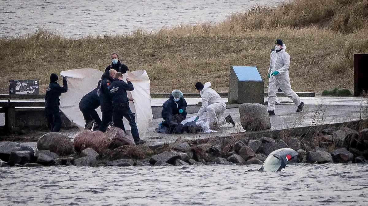 Bilen hvor en 24-aarig kvinde blev fundet doed i lagunen mellem Amager Strandvej og Amager Strandpark, mandag den 2. januar 2022. Kaeresten til en 24-aarig kvinde, der mandag blev fundet doed i en bil i vandet ved Amager Strandpark, er blevet sigtet for drab.. , Amager Denmark *** The car where a 24-year-old woman was found dead in the lagoon between Amager Strandvej and Amager Strandpark, Monday 2 January 2022 The carriage of a 24-year-old woman who was found dead in a car in the water at Amager Strandpark on Monday, has been charged with murder, Amager Denmark PUBLICATIONxINxGERxSUIxAUTxONLY Copyright: RitzauxScanpix MadsxClausxRasmussenx cop105 spdk20220103-155250-L