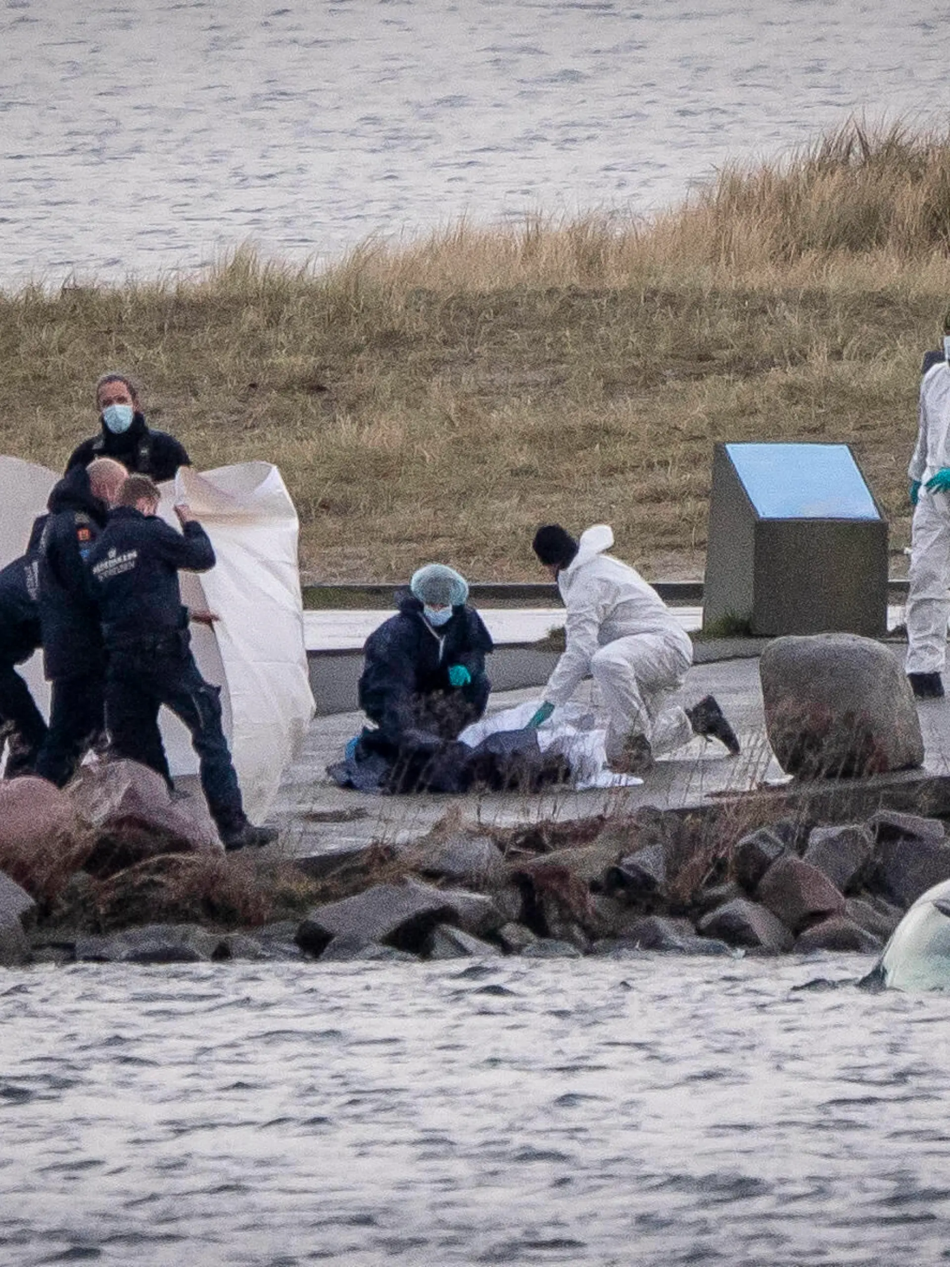 Bilen hvor en 24-aarig kvinde blev fundet doed i lagunen mellem Amager Strandvej og Amager Strandpark, mandag den 2. januar 2022. Kaeresten til en 24-aarig kvinde, der mandag blev fundet doed i en bil i vandet ved Amager Strandpark, er blevet sigtet for drab.. , Amager Denmark *** The car where a 24-year-old woman was found dead in the lagoon between Amager Strandvej and Amager Strandpark, Monday 2 January 2022 The carriage of a 24-year-old woman who was found dead in a car in the water at Amager Strandpark on Monday, has been charged with murder, Amager Denmark PUBLICATIONxINxGERxSUIxAUTxONLY Copyright: RitzauxScanpix MadsxClausxRasmussenx cop105 spdk20220103-155250-L 