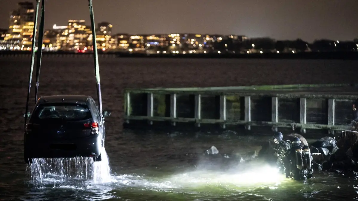 Bilen hvor en 24-aarig kvinde blev fundet doed i lagunen mellem Amager Strandvej og Amager Strandpark hejses vaek, mandag den 2. januar 2022. Kaeresten til en 24-aarig kvinde, der mandag blev fundet doed i en bil i vandet ved Amager Strandpark, er blevet sigtet for drab.. , Amager Denmark *** The car where a 24-year-old woman was found dead in the lagoon between Amager Strandvej and Amager Strandpark is hoisted away, Monday 2 January 2022 The carriage of a 24-year-old woman who was found dead in a car in the water at Amager Strandpark on Monday, has been charged with drab, Amager Denmark PUBLICATIONxINxGERxSUIxAUTxONLY Copyright: MadsxClausxRasmussenx cop105 spdk20220103-200103-L