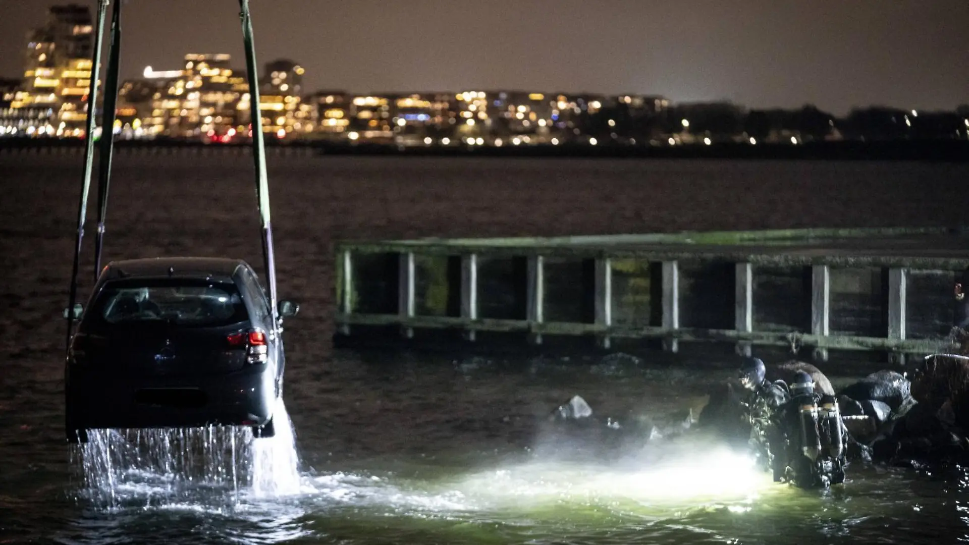 Bilen hvor en 24-aarig kvinde blev fundet doed i lagunen mellem Amager Strandvej og Amager Strandpark hejses vaek, mandag den 2. januar 2022. Kaeresten til en 24-aarig kvinde, der mandag blev fundet doed i en bil i vandet ved Amager Strandpark, er blevet sigtet for drab.. , Amager Denmark *** The car where a 24-year-old woman was found dead in the lagoon between Amager Strandvej and Amager Strandpark is hoisted away, Monday 2 January 2022 The carriage of a 24-year-old woman who was found dead in a car in the water at Amager Strandpark on Monday, has been charged with drab, Amager Denmark PUBLICATIONxINxGERxSUIxAUTxONLY Copyright: MadsxClausxRasmussenx cop105 spdk20220103-200103-L