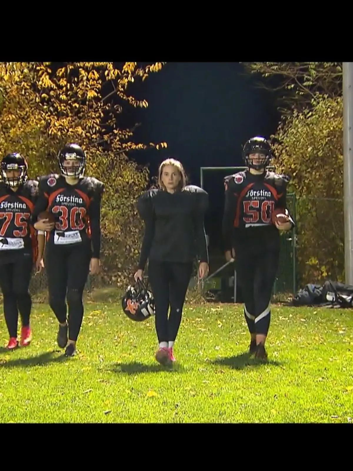 Schon längst kein Männersport mehr ist American Football in den USA. Und auch in Deutschland gibt es immer mehr weibliche Teams, die sich dem Kampf auf dem Spielfeld stellen. Von Flensburg bis München betreiben die Mädels den harten Sport – und auch in Fulda gibt es seit September 2021 die „Saints Ladies“. RTL Hessen-Reporterin Annabelle Wohlrath hat sich unter die Mannschaft gemischt – ihr Tackling-, Wurf- und Schusstraining in voller Montur gibt’s im Video.