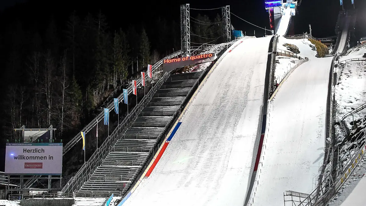 GER, 70. Internationale Vierschanzen-Tournee, vor Tourneebeginn / 27.12.2021, Audi Arena, Oberstdorf, GER, 70. Internationale Vierschanzen-Tournee, vor Tourneebeginn, im Bild Blick auf die Schattenbergschanze, die Zuschauerränge bleiben während der Tournee aufgrund der Corona-Verordnungen leer *** GER, 70 International Four Hills Tournament, before the start of the tour 27 12 2021, Audi Arena, Oberstdorf, GER, 70 International Four Hills Tournament, before the start of the tour, in the picture view to the Schattenbergschanze, the spectator stands remain empty during the tour because of the Corona regulations nordphotoxGmbHx/xHafner nph00200