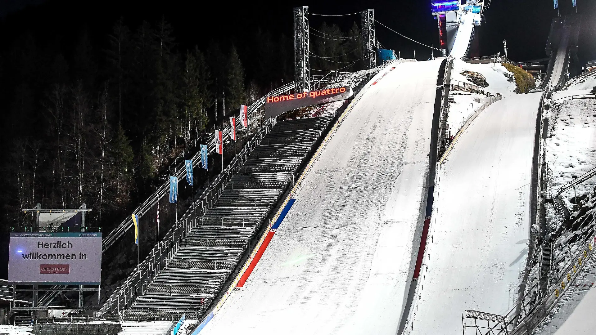 GER, 70. Internationale Vierschanzen-Tournee, vor Tourneebeginn / 27.12.2021, Audi Arena, Oberstdorf, GER, 70. Internationale Vierschanzen-Tournee, vor Tourneebeginn, im Bild Blick auf die Schattenbergschanze, die Zuschauerränge bleiben während der Tournee aufgrund der Corona-Verordnungen leer *** GER, 70 International Four Hills Tournament, before the start of the tour 27 12 2021, Audi Arena, Oberstdorf, GER, 70 International Four Hills Tournament, before the start of the tour, in the picture view to the Schattenbergschanze, the spectator stands remain empty during the tour because of the Corona regulations nordphotoxGmbHx/xHafner nph00200