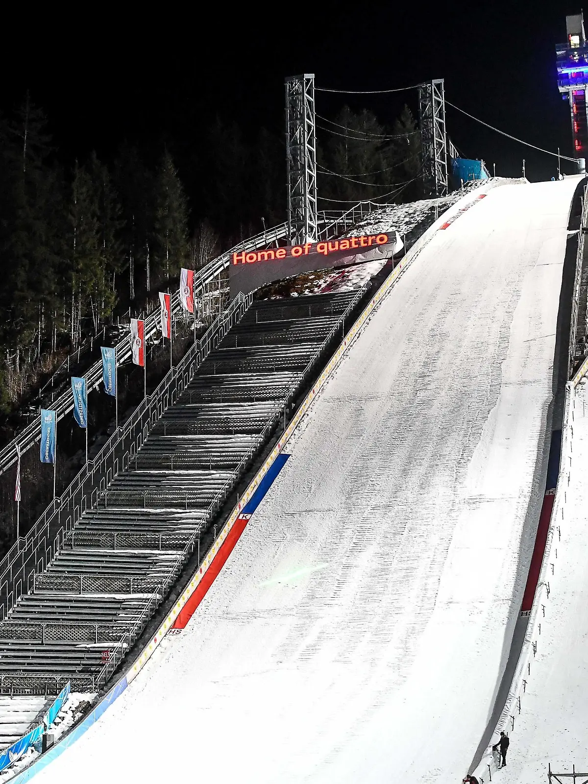 GER, 70. Internationale Vierschanzen-Tournee, vor Tourneebeginn / 27.12.2021, Audi Arena, Oberstdorf, GER, 70. Internationale Vierschanzen-Tournee, vor Tourneebeginn, im Bild Blick auf die Schattenbergschanze, die Zuschauerränge bleiben während der Tournee aufgrund der Corona-Verordnungen leer *** GER, 70 International Four Hills Tournament, before the start of the tour 27 12 2021, Audi Arena, Oberstdorf, GER, 70 International Four Hills Tournament, before the start of the tour, in the picture view to the Schattenbergschanze, the spectator stands remain empty during the tour because of the Corona regulations nordphotoxGmbHx/xHafner nph00200 