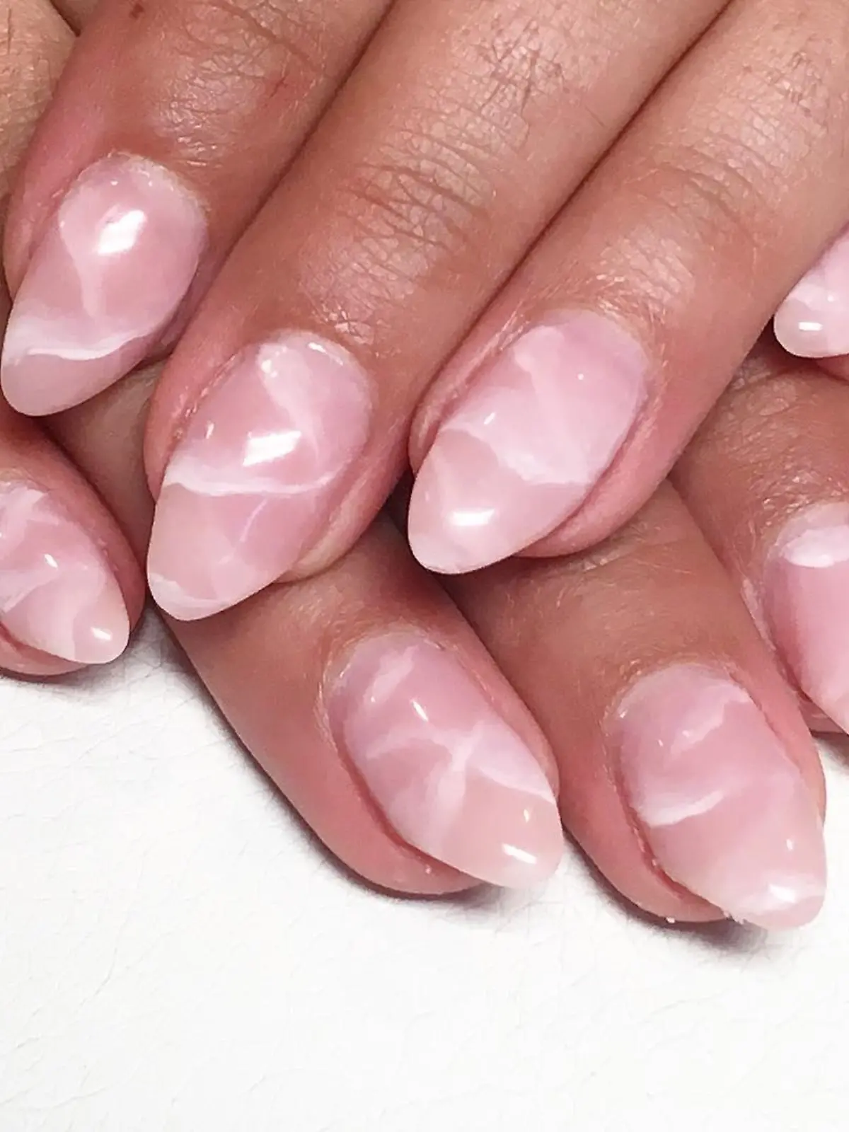 Rosenquarz-Fingernägel sind DER neue Nageltrend.