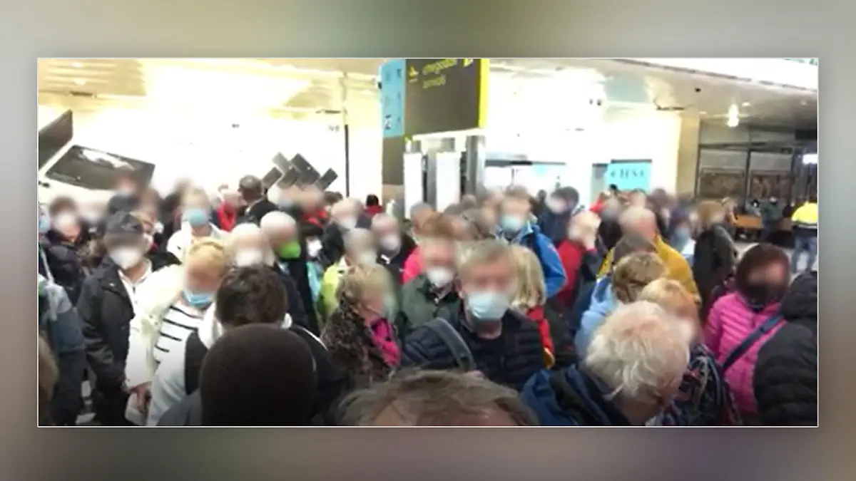 Menschen warten an einem Flughafen darauf, nach Hause zu fliegen.
