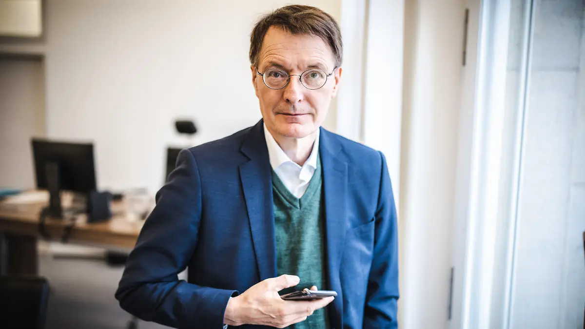 04.01.2022, Berlin: Karl Lauterbach (SPD), Bundesminister für Gesundheit, aufgenommen in seinem Büro im temporären Bau des Gesundheitsministeriums in der Mohrenstraße, kurz vor seiner Teilnahme an der Videokonferenz des Expertenrat der Bundesregierung zur Corona Pandemie. Foto: Michael Kappeler/dpa +++ dpa-Bildfunk +++