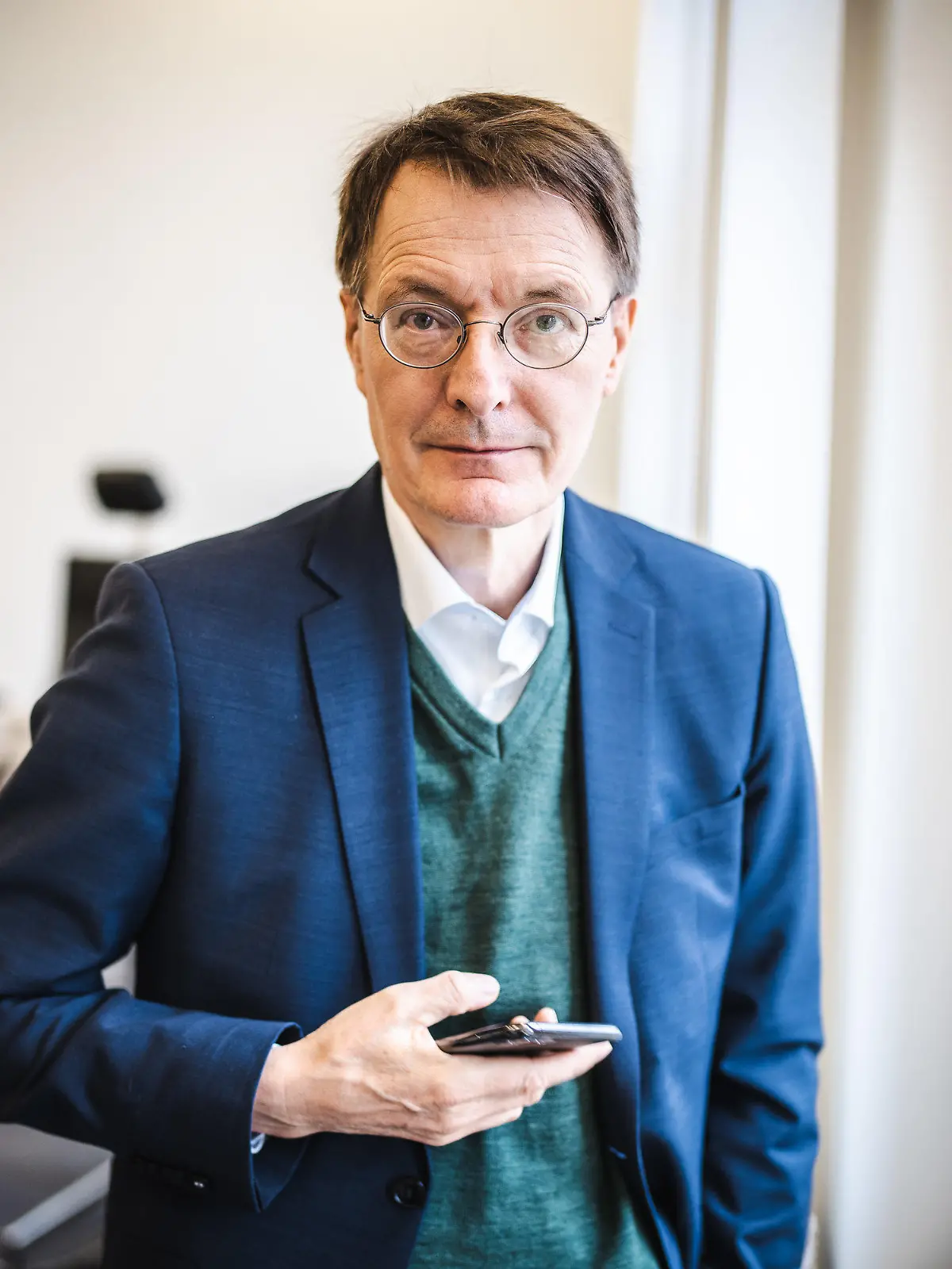 04.01.2022, Berlin: Karl Lauterbach (SPD), Bundesminister für Gesundheit, aufgenommen in seinem Büro im temporären Bau des Gesundheitsministeriums in der Mohrenstraße, kurz vor seiner Teilnahme an der Videokonferenz des Expertenrat der Bundesregierung zur Corona Pandemie. Foto: Michael Kappeler/dpa +++ dpa-Bildfunk +++