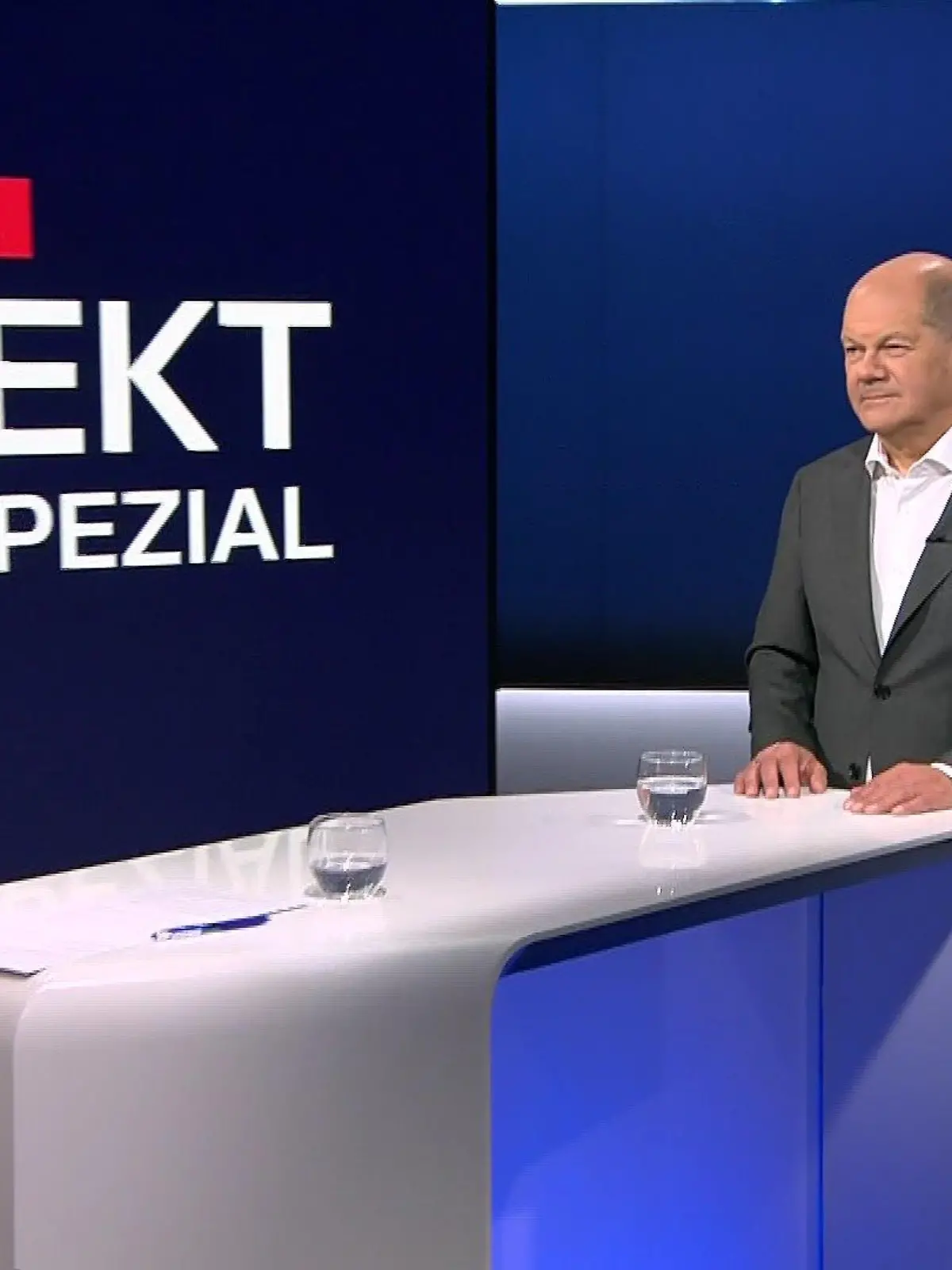 Kanzler Olaf Scholz und RTL-Moderatorin Pinar Atalay bei "An einem Tisch mit Olaf Scholz"