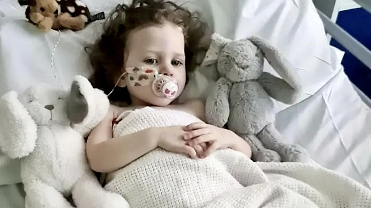 SONDERKONDITIONEN: Satzpreis!
Grace receiving treatment at Birmingham Children's Waterfall House.  See SWNS story SWMDcancer.  January 4, 2022.  A mum has been left angry after doctors told her that her daughter had suspected constipation and appendicitis ? only for it to be a rare liver cancer.   Mum-of-two Louise Millward, 34, was left stunned when doctors told her that her daughter, Grace, had hepatoblastoma ? a type of cancer only diagnosed in 10 to 15 children each year in the UK.  The heart-breaking news came after Louise and her partner, Don, 34, first noticed that toddler Grace had lost her appetite, felt tired and was feeling nauseous in May of last year.   Growing concerned, she contacted her local GP where she was transferred to Worcester Royal Hospital and then to Birmingham?s Children?s A&E, Grace was treated for suspected appendicitis and constipation.    / action press