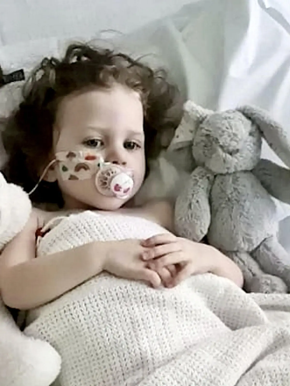 SONDERKONDITIONEN: Satzpreis!
Grace receiving treatment at Birmingham Children's Waterfall House.  See SWNS story SWMDcancer.  January 4, 2022.  A mum has been left angry after doctors told her that her daughter had suspected constipation and appendicitis ? only for it to be a rare liver cancer.   Mum-of-two Louise Millward, 34, was left stunned when doctors told her that her daughter, Grace, had hepatoblastoma ? a type of cancer only diagnosed in 10 to 15 children each year in the UK.  The heart-breaking news came after Louise and her partner, Don, 34, first noticed that toddler Grace had lost her appetite, felt tired and was feeling nauseous in May of last year.   Growing concerned, she contacted her local GP where she was transferred to Worcester Royal Hospital and then to Birmingham?s Children?s A&E, Grace was treated for suspected appendicitis and constipation.    / action press