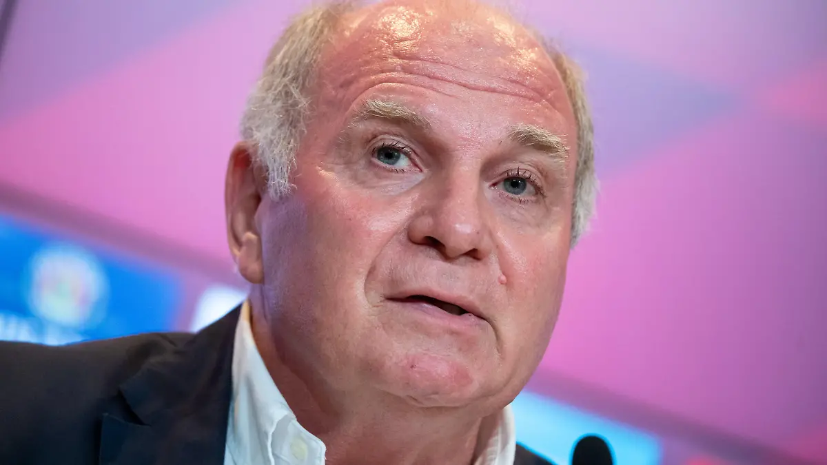 ARCHIV - 30.08.2019, Bayern, München: Uli Hoeneß, Ehrenpräsident des FC Bayern München, nimmt an einer Pressekonferenz seines Vereins teil. Am kommenden Mittwoch wird der ehemalige Profi, Manager und Präsident des Rekordmeisters 70.  (zum dpa-Interview: Uli Hoeneß: «Jetzt bin ich ein totaler Fan von Karl Lauterbach») Foto: Sven Hoppe/dpa +++ dpa-Bildfunk +++