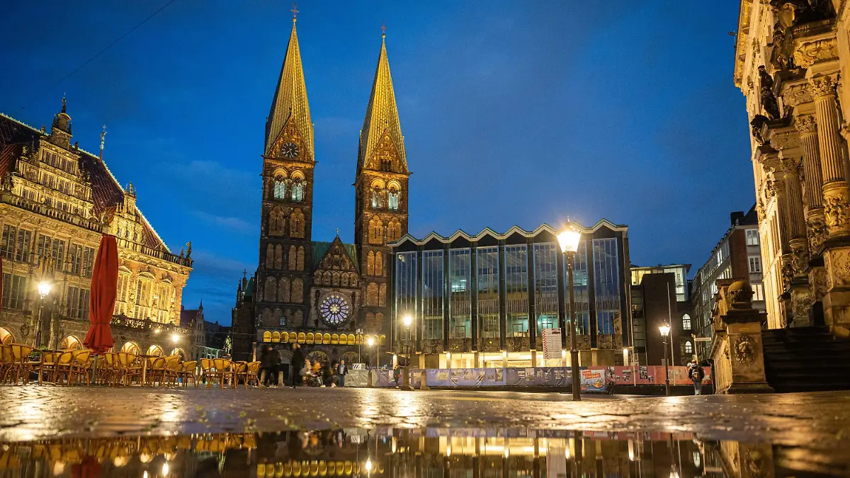 dpatopbilder - 07.10.2020, Bremen: Das Alte Rathaus (l-r), der Bremer St.-Petri-Dom und die Bremische Bürgerschaft in der blauen Stunde. Foto: Mohssen Assanimoghaddam/dpa +++ dpa-Bildfunk +++