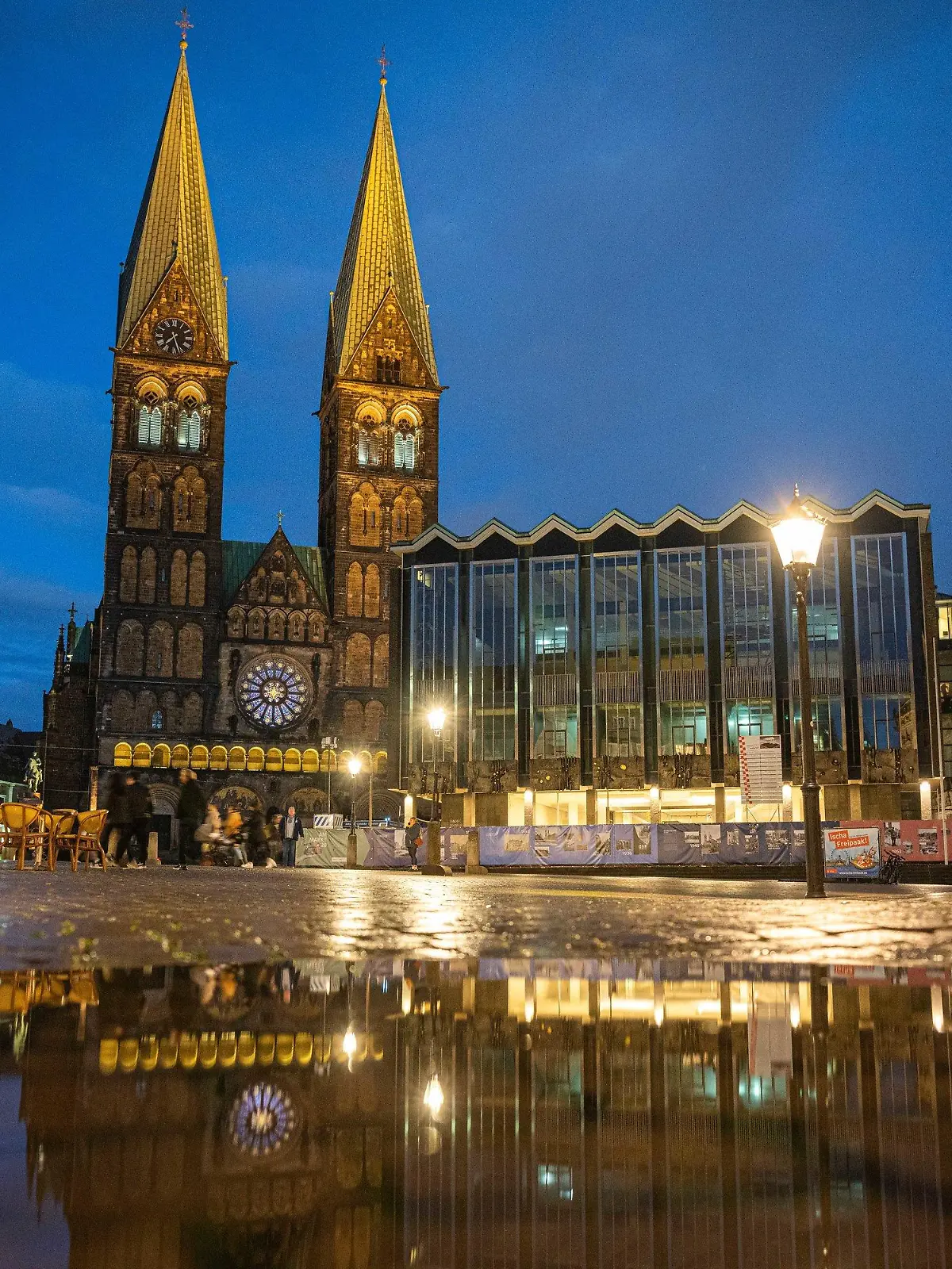dpatopbilder - 07.10.2020, Bremen: Das Alte Rathaus (l-r), der Bremer St.-Petri-Dom und die Bremische Bürgerschaft in der blauen Stunde. Foto: Mohssen Assanimoghaddam/dpa +++ dpa-Bildfunk +++
