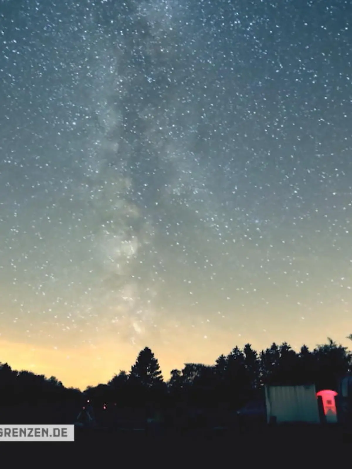 Bild zu: "Sternenklarer Nachthimmel in der Eifel"