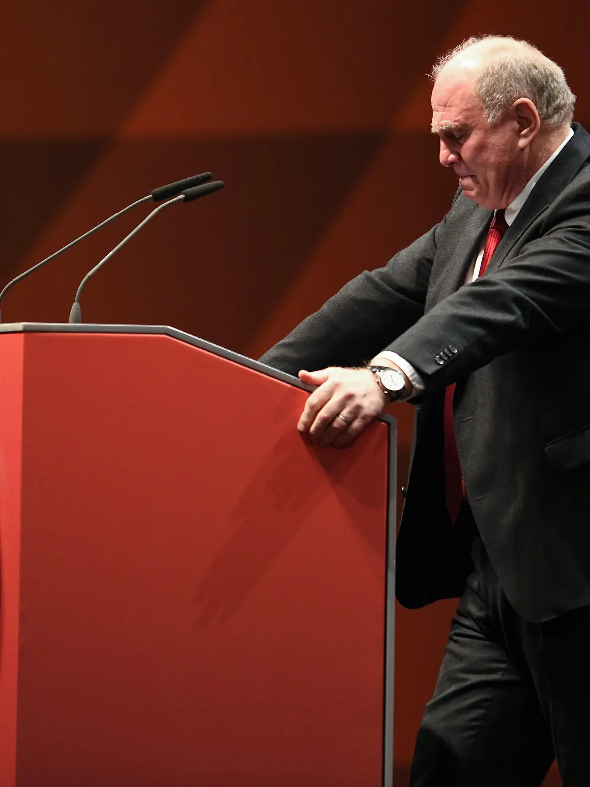ARCHIV - 15.11.2019, Bayern, München: Fußball: Bundesliga, Jahreshauptversammlung FC Bayern München in der Olympiahalle. Uli Hoeneß, Präsident des FC Bayern, reagiert während der Jahreshauptversammlung. (zu dpa ««Glückskind» Hoeneß wird 70: Der FC Bayern prägt weiter sein Leben») Foto: Tobias Hase/dpa +++ dpa-Bildfunk +++