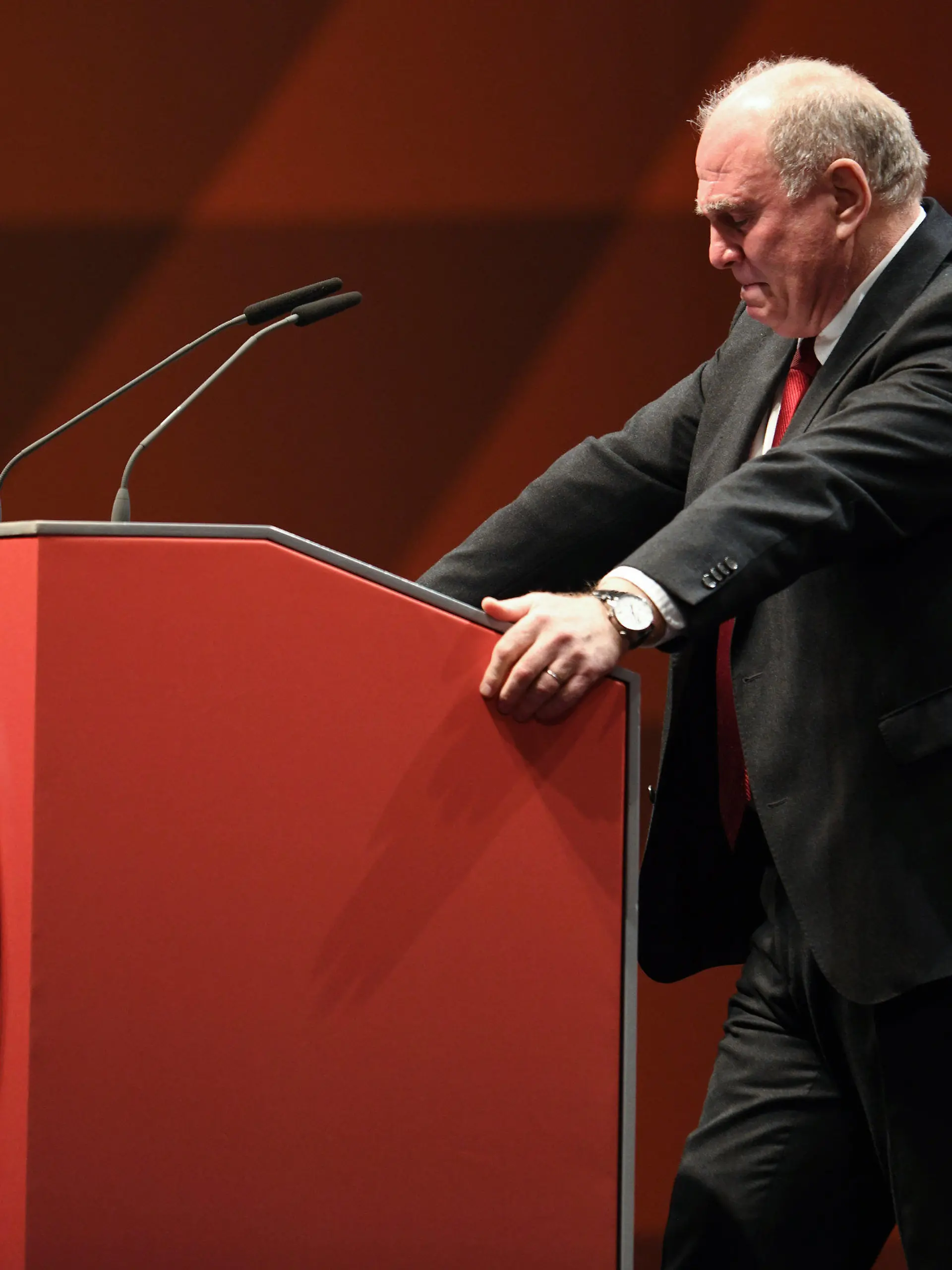 ARCHIV - 15.11.2019, Bayern, München: Fußball: Bundesliga, Jahreshauptversammlung FC Bayern München in der Olympiahalle. Uli Hoeneß, Präsident des FC Bayern, reagiert während der Jahreshauptversammlung. (zu dpa ««Glückskind» Hoeneß wird 70: Der FC Bayern prägt weiter sein Leben») Foto: Tobias Hase/dpa +++ dpa-Bildfunk +++