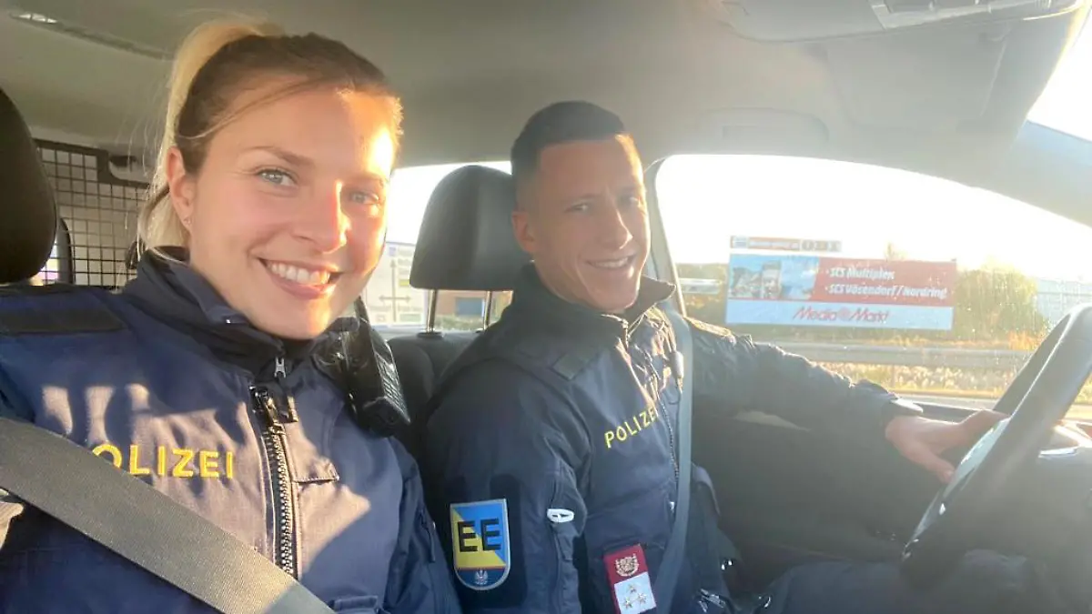 HANDOUT - 02.01.2022, Österreich, Wien: Auf diesem Handoutfoto der Polizei Niederösterreich lächelt ein Polizisten-Pärchen in einem Auto. Ein österreichisches Polizisten-Paar hat auf seinem Urlaubsflug von Frankfurt nach Vancouver einen Passagier überwältigt, der zwei Stunden nach dem Start Drohungen ausgestoßen und so die Sicherheit an Bord gefährdet hatte. Die österreichischen Streifenbeamten bewachten den Passagier stundenlang bis zur Landung in Kanada, wo er den Behörden übergeben wurde. Foto: Unbekannt/LPD NÖ/dpa - ACHTUNG: Nur zur redaktionellen Verwendung und nur mit vollständiger Nennung des vorstehenden Credits +++ dpa-Bildfunk +++