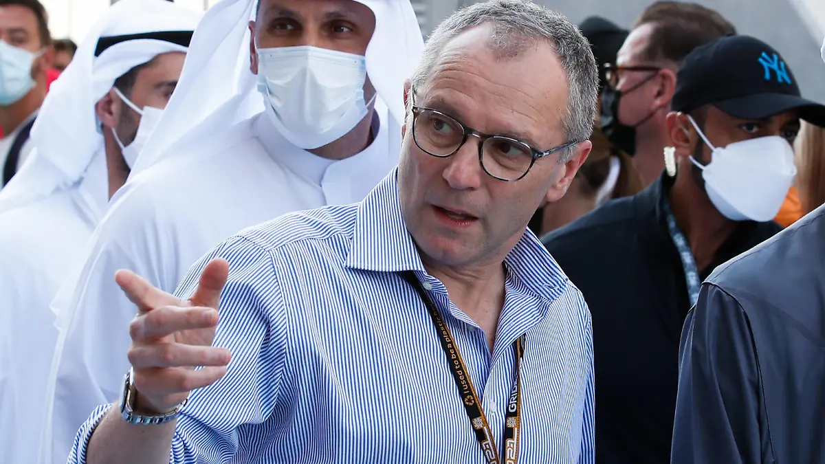  Formula 1 2021: Abu Dhabi GP YAS MARINA CIRCUIT, UNITED ARAB EMIRATES - DECEMBER 09: Stefano Domenicali, CEO, Formula 1, meets local dignitaries during the Abu Dhabi GP at Yas Marina Circuit on Thursday December 09, 2021 in Abu Dhabi, United Arab Emirates. Photo by Charles Coates / LAT Images Images PUBLICATIONxINxGERxSUIxAUTxHUNxONLY GP2122_112928_09I5934