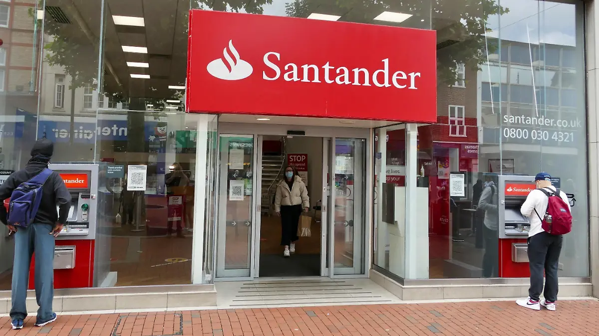 Santander has announced 75 UK branches will be closing down. The high street bank has released a full list of branches affected by the closures. The coronavirus pandemic has accelerated the movement towards online banking following three national lockdowns and people eager to limit personal contact. In March, the banking firm announced plans to close 111 stores by the end of August., Credit:Geoffrey Swaine / Avalon