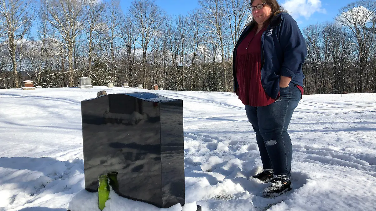 09.12.2021, USA, Chester: Deb Walker aus Chester besucht das Grab ihrer Tochter Brooke Goodwin. Goodwin (23) starb im März 2021 an einer tödlichen Überdosis des starken Opioids Fentanyl und Xylazin, einem Beruhigungsmittel für Tiere, das vor allem im Nordosten des Landes in den illegalen Drogenhandel eindringt. Foto: Lisa Rathke/AP/dpa +++ dpa-Bildfunk +++