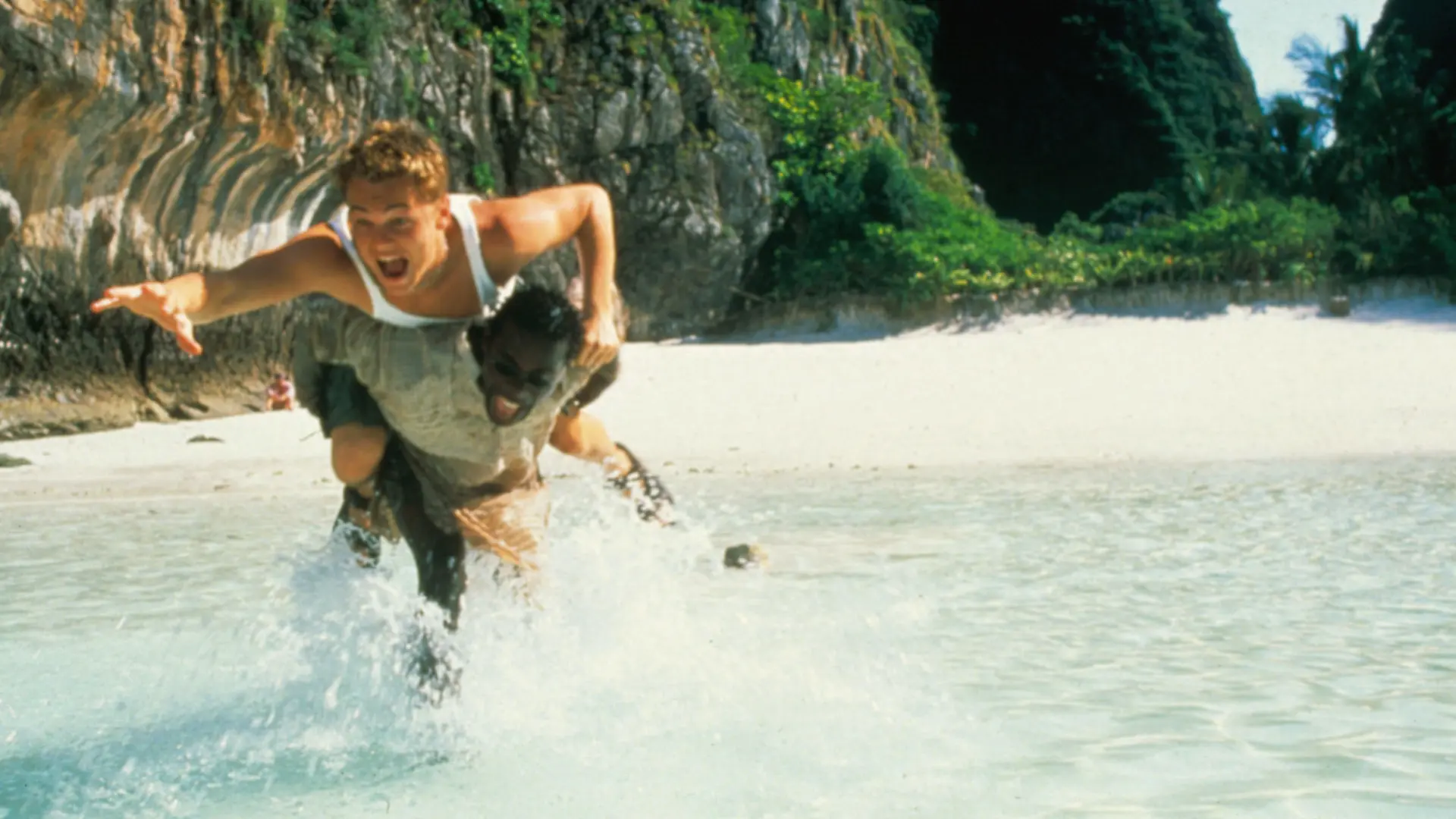 Richard (Leonardo DiCaprio) ist auf der thailndischen Insel glcklich. Er verbringt den Tag mit kiffen, trinken, fischen und schwimmen! Doch die Idylle trgt... (Der andere Darsteller ist leider nicht zu ermitteln.)