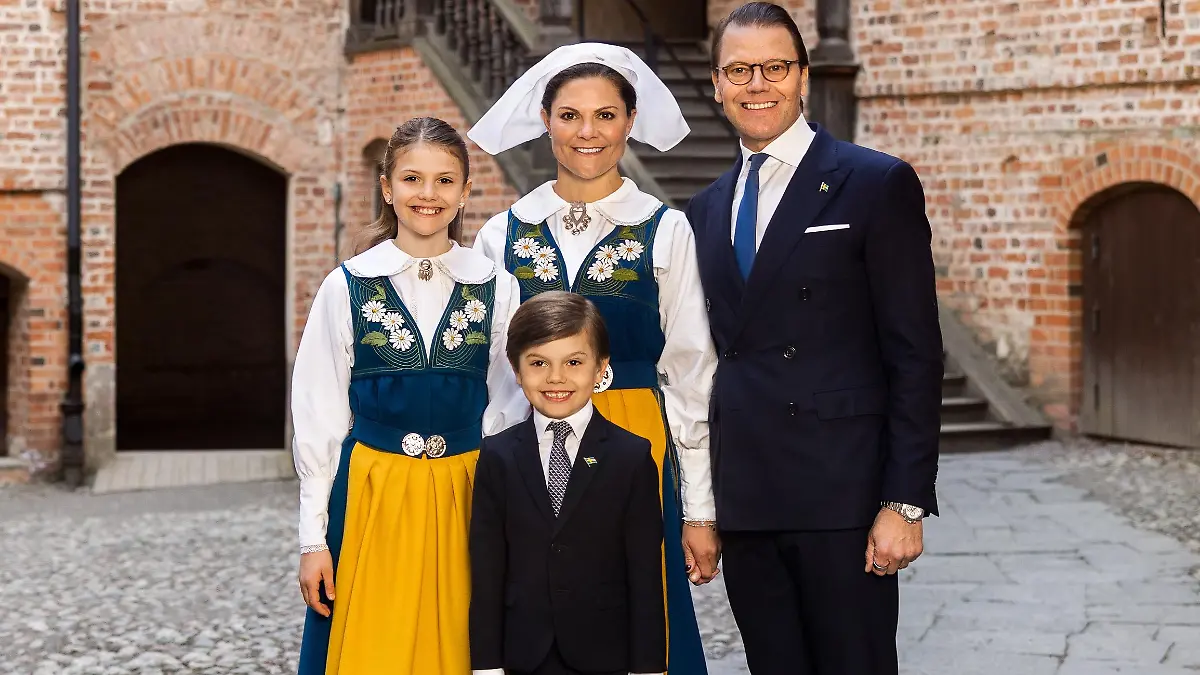 Kronprinsessfamiljen på Gripsholms slott.
Inför årets nationaldag och femhundraårsminnet av kungavalet i Strängnäs har Kronprinsessfamiljen besökt Gripsholms slott i Mariefred, det kungliga slott som mer än något annat förknippas med Gustav Vasa. Kronprinsessfamiljen på Gripsholms slotts borggård.