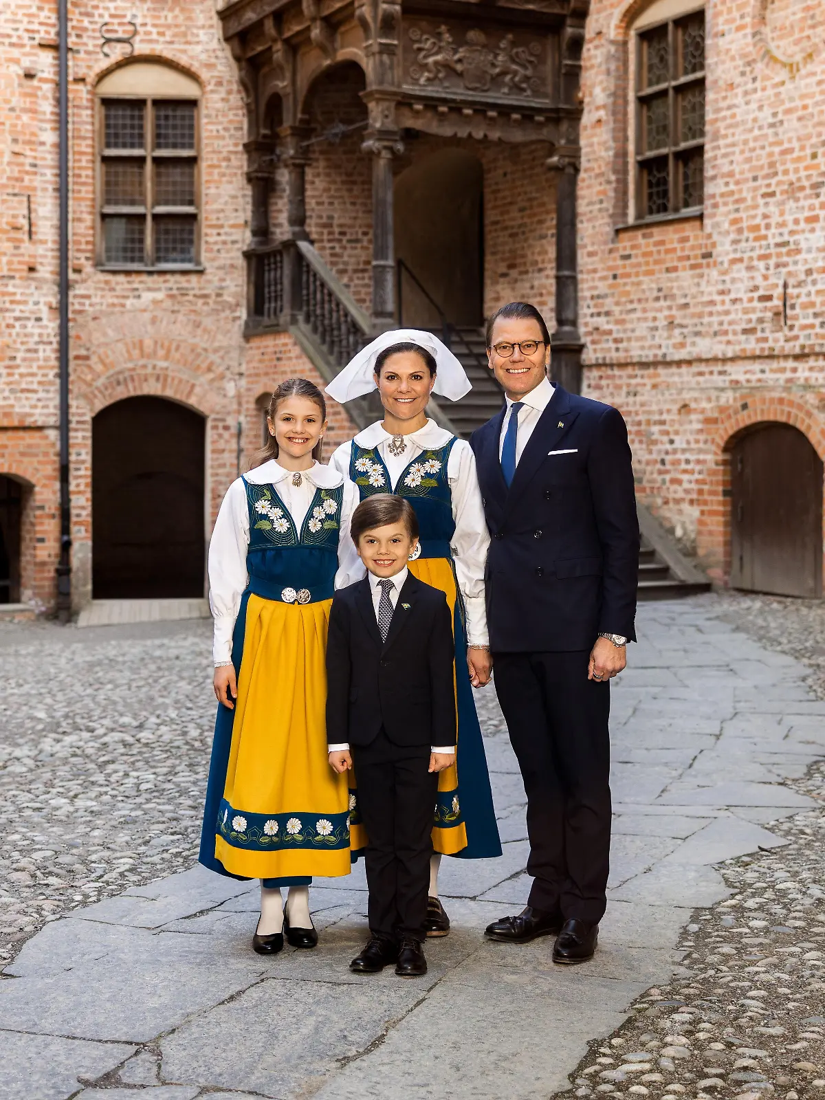 Kronprinsessfamiljen på Gripsholms slott. 
Inför årets nationaldag och femhundraårsminnet av kungavalet i Strängnäs har Kronprinsessfamiljen besökt Gripsholms slott i Mariefred, det kungliga slott som mer än något annat förknippas med Gustav Vasa. Kronprinsessfamiljen på Gripsholms slotts borggård.
