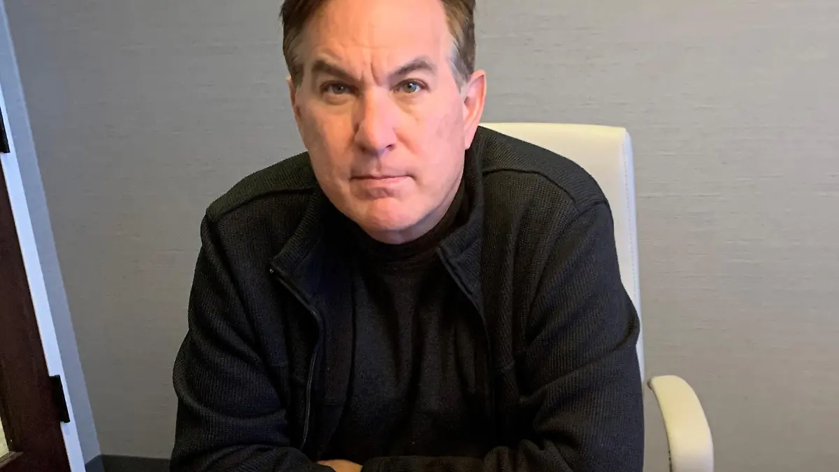 14.12.2021, USA, Charleston: Mike Stuart, der frühere Bezirksstaatsanwalt in Charleston, der Hauptstadt des US-Bundesstaats West Virginia. Stets trägt er einen Packen Porträtfotos bei sich von Menschen, die an einer Überdosis Drogen gestorben sind. Die Coronavirus-Pandemie hat die Opioid-Krise in den USA verschärft, die Zahl der Drogentoten ist förmlich explodiert. (zu dpa-Reportage "Die stille Epidemie: Amerikas Drogenkrise wütet wie nie zuvor") Foto: Can Merey/dpa +++ dpa-Bildfunk +++