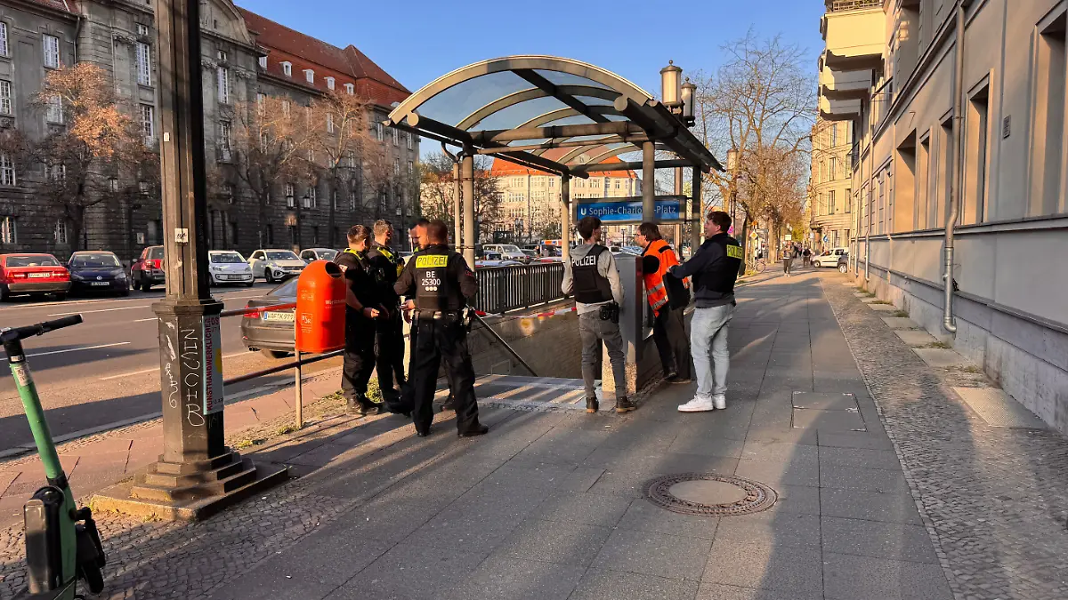 Polizisten sperren den Tatort an der U-Bahnhaltestelle Sophie-Charlotte-Platz
ab.